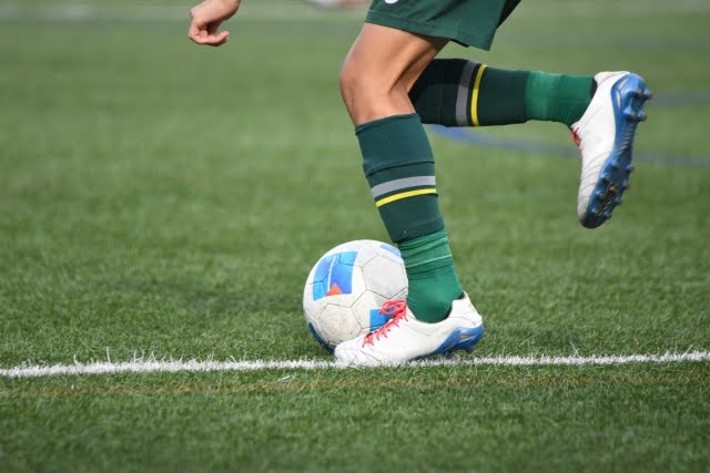 サッカー選手の足元とサッカーボール