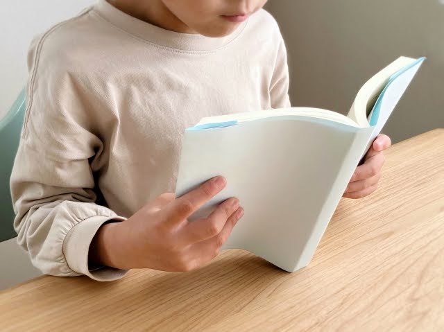 子供が本を読んでいる様子
