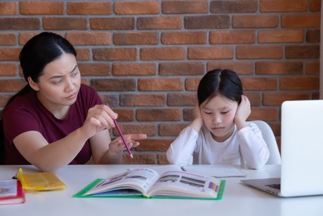 親子で勉強をしている様子