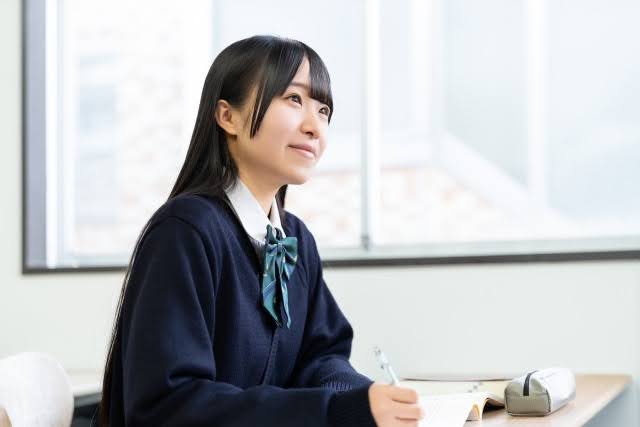 女の子が授業を受けている様子