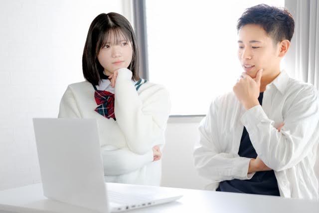 男女で勉強している様子