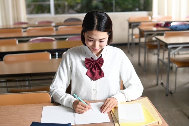 女子高生が勉強をしている様子