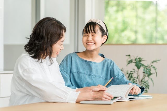 親子で勉強をしている様子