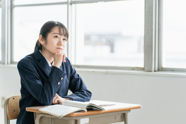 考えている人の写真