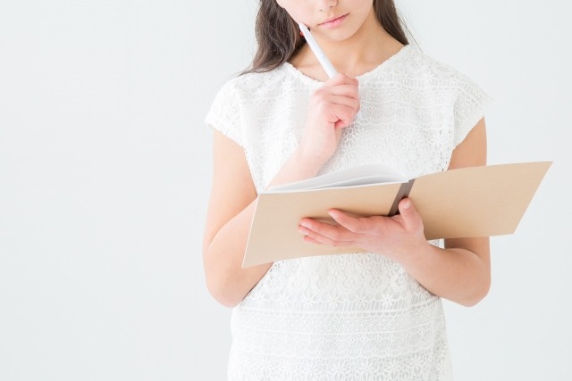 国語の2択問題で迷う女性