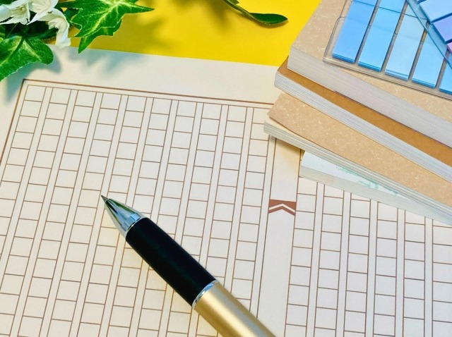 原稿用紙とペン